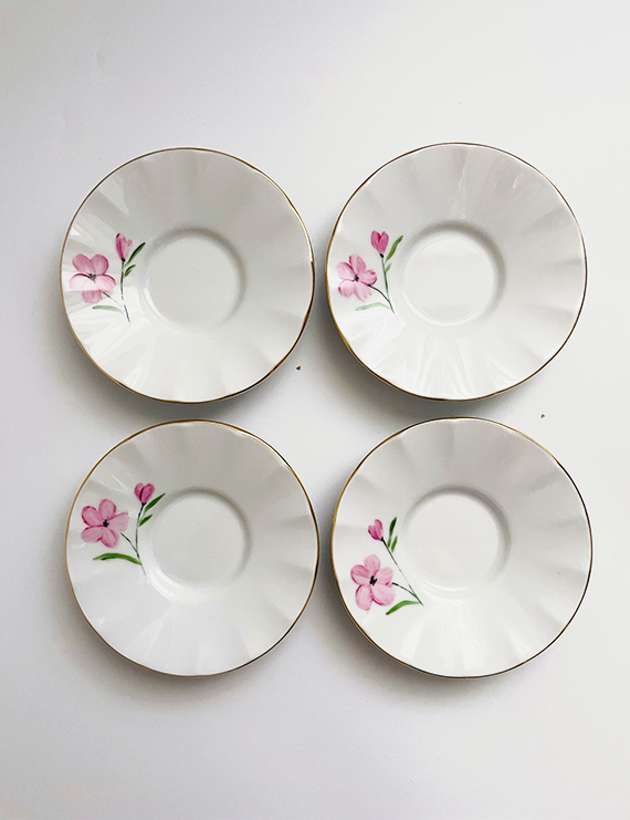 Pembe Çiçek Figürlü Çay Tabağı